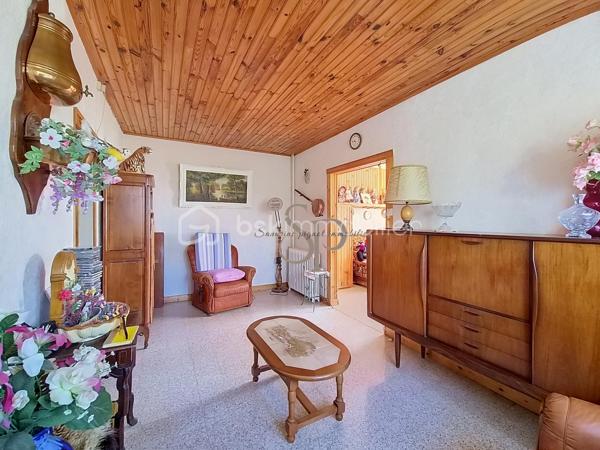 Située à Nailly, dans un environnement calme et agréable, cette maison bénéficie d'un cadre de vie paisible tout en restant à quelques minutes de Sens et de l'ensemble de ses commodités.
Le village dispose d'une école élémentaire, de services de proximité, d'associations. Les familles pourront également profiter des établissements scolaires des communes voisines, avec les écoles maternelles du secteur, le collège de Paron ainsi que les collèges et lycées de Sens. Les commerces et services du quotidien sont facilement accessibles : supermarchés, pharmacies, professionnels de santé et commerces de proximité. Le centre-ville de Sens est accessible en quelques minutes. Côté transports, la gare SNCF de Sens, située à environ 5 km, permet de rejoindre facilement les principaux pôles urbains. Les accès aux autoroutes A5 et A19 sont également rapidement accessibles.

Cette maison à rénover, édifiée sur un sous-sol total, offre une belle base pour un projet de résidence principale ou de rénovation.

Elle se compose d'un sas d'entrée, d'un couloir avec placards, d'une grande chambre avec placard, d'un WC indépendant, d'une cuisine aménagée, d'une salle d'eau avec WC, d'une salle à manger, d'un salon.

Le salon offre la possibilité d'être réaménagé afin de créer une seconde chambre, selon les besoins et le projet des futurs propriétaires.

La maison est équipée d'un chauffage au gaz, volets roulants électriques et dispose d'un assainissement individuel (diagnostic en cours).

Des travaux sont à prévoir, notamment au niveau de l'installation électrique, des huisseries et de la décoration, offrant ainsi la possibilité de personnaliser entièrement le bien selon ses envies.

Vous apprécierez particulièrement la belle vue dégagée sur la campagne et la tranquillité des lieux.

Un bien offrant un cadre de vie agréable et recherché, avec le charme de la campagne et la proximité de Sens, idéal pour les acquéreurs à la recherche d'un projet de rénovation avec potentiel.