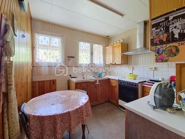 Située à Nailly, dans un environnement calme et agréable, cette maison bénéficie d'un cadre de vie paisible tout en restant à quelques minutes de Sens et de l'ensemble de ses commodités.
Le village dispose d'une école élémentaire, de services de proximité, d'associations. Les familles pourront également profiter des établissements scolaires des communes voisines, avec les écoles maternelles du secteur, le collège de Paron ainsi que les collèges et lycées de Sens. Les commerces et services du quotidien sont facilement accessibles : supermarchés, pharmacies, professionnels de santé et commerces de proximité. Le centre-ville de Sens est accessible en quelques minutes. Côté transports, la gare SNCF de Sens, située à environ 5 km, permet de rejoindre facilement les principaux pôles urbains. Les accès aux autoroutes A5 et A19 sont également rapidement accessibles.

Cette maison à rénover, édifiée sur un sous-sol total, offre une belle base pour un projet de résidence principale ou de rénovation.

Elle se compose d'un sas d'entrée, d'un couloir avec placards, d'une grande chambre avec placard, d'un WC indépendant, d'une cuisine aménagée, d'une salle d'eau avec WC, d'une salle à manger, d'un salon.

Le salon offre la possibilité d'être réaménagé afin de créer une seconde chambre, selon les besoins et le projet des futurs propriétaires.

La maison est équipée d'un chauffage au gaz, volets roulants électriques et dispose d'un assainissement individuel (diagnostic en cours).

Des travaux sont à prévoir, notamment au niveau de l'installation électrique, des huisseries et de la décoration, offrant ainsi la possibilité de personnaliser entièrement le bien selon ses envies.

Vous apprécierez particulièrement la belle vue dégagée sur la campagne et la tranquillité des lieux.

Un bien offrant un cadre de vie agréable et recherché, avec le charme de la campagne et la proximité de Sens, idéal pour les acquéreurs à la recherche d'un projet de rénovation avec potentiel.