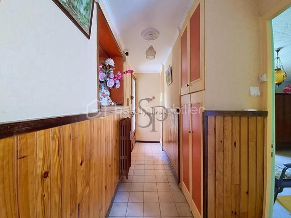 Située à Nailly, dans un environnement calme et agréable, cette maison bénéficie d'un cadre de vie paisible tout en restant à quelques minutes de Sens et de l'ensemble de ses commodités.
Le village dispose d'une école élémentaire, de services de proximité, d'associations. Les familles pourront également profiter des établissements scolaires des communes voisines, avec les écoles maternelles du secteur, le collège de Paron ainsi que les collèges et lycées de Sens. Les commerces et services du quotidien sont facilement accessibles : supermarchés, pharmacies, professionnels de santé et commerces de proximité. Le centre-ville de Sens est accessible en quelques minutes. Côté transports, la gare SNCF de Sens, située à environ 5 km, permet de rejoindre facilement les principaux pôles urbains. Les accès aux autoroutes A5 et A19 sont également rapidement accessibles.

Cette maison à rénover, édifiée sur un sous-sol total, offre une belle base pour un projet de résidence principale ou de rénovation.

Elle se compose d'un sas d'entrée, d'un couloir avec placards, d'une grande chambre avec placard, d'un WC indépendant, d'une cuisine aménagée, d'une salle d'eau avec WC, d'une salle à manger, d'un salon.

Le salon offre la possibilité d'être réaménagé afin de créer une seconde chambre, selon les besoins et le projet des futurs propriétaires.

La maison est équipée d'un chauffage au gaz, volets roulants électriques et dispose d'un assainissement individuel (diagnostic en cours).

Des travaux sont à prévoir, notamment au niveau de l'installation électrique, des huisseries et de la décoration, offrant ainsi la possibilité de personnaliser entièrement le bien selon ses envies.

Vous apprécierez particulièrement la belle vue dégagée sur la campagne et la tranquillité des lieux.

Un bien offrant un cadre de vie agréable et recherché, avec le charme de la campagne et la proximité de Sens, idéal pour les acquéreurs à la recherche d'un projet de rénovation avec potentiel.