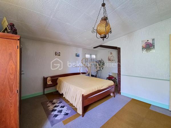 Située à Nailly, dans un environnement calme et agréable, cette maison bénéficie d'un cadre de vie paisible tout en restant à quelques minutes de Sens et de l'ensemble de ses commodités.
Le village dispose d'une école élémentaire, de services de proximité, d'associations. Les familles pourront également profiter des établissements scolaires des communes voisines, avec les écoles maternelles du secteur, le collège de Paron ainsi que les collèges et lycées de Sens. Les commerces et services du quotidien sont facilement accessibles : supermarchés, pharmacies, professionnels de santé et commerces de proximité. Le centre-ville de Sens est accessible en quelques minutes. Côté transports, la gare SNCF de Sens, située à environ 5 km, permet de rejoindre facilement les principaux pôles urbains. Les accès aux autoroutes A5 et A19 sont également rapidement accessibles.

Cette maison à rénover, édifiée sur un sous-sol total, offre une belle base pour un projet de résidence principale ou de rénovation.

Elle se compose d'un sas d'entrée, d'un couloir avec placards, d'une grande chambre avec placard, d'un WC indépendant, d'une cuisine aménagée, d'une salle d'eau avec WC, d'une salle à manger, d'un salon.

Le salon offre la possibilité d'être réaménagé afin de créer une seconde chambre, selon les besoins et le projet des futurs propriétaires.

La maison est équipée d'un chauffage au gaz, volets roulants électriques et dispose d'un assainissement individuel (diagnostic en cours).

Des travaux sont à prévoir, notamment au niveau de l'installation électrique, des huisseries et de la décoration, offrant ainsi la possibilité de personnaliser entièrement le bien selon ses envies.

Vous apprécierez particulièrement la belle vue dégagée sur la campagne et la tranquillité des lieux.

Un bien offrant un cadre de vie agréable et recherché, avec le charme de la campagne et la proximité de Sens, idéal pour les acquéreurs à la recherche d'un projet de rénovation avec potentiel.