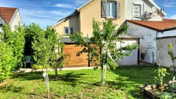 Maison mitoyenne avec jardin