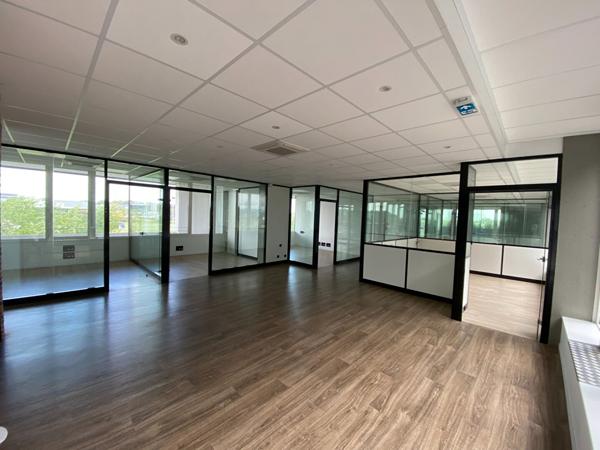 Bureaux à louer 240 m² climatisés et fibrés Zone commerciale Puilboreau avec visibilité et accès facilité