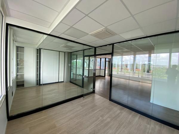 Bureaux à louer 240 m² climatisés et fibrés Zone commerciale Puilboreau avec visibilité et accès facilité