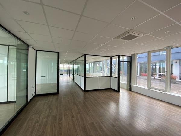 Bureaux à louer 240 m² climatisés et fibrés Zone commerciale Puilboreau avec visibilité et accès facilité