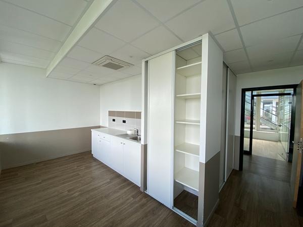 Bureaux à louer 240 m² climatisés et fibrés Zone commerciale Puilboreau avec visibilité et accès facilité