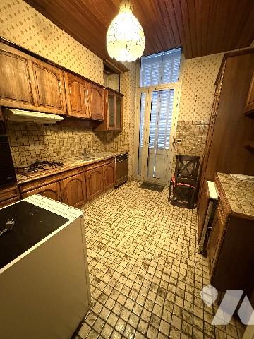 Un grand appartement de 180 m² en rdc avec cour extérieure, terrasse et stationnements.