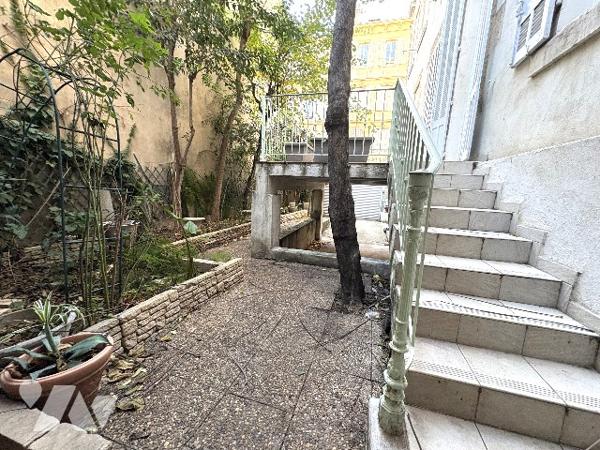 Un grand appartement de 180 m² en rdc avec cour extérieure, terrasse et stationnements.