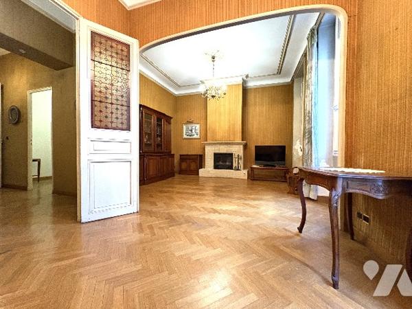 Un grand appartement de 180 m² en rdc avec cour extérieure, terrasse et stationnements.