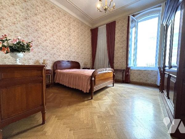 Un grand appartement de 180 m² en rdc avec cour extérieure, terrasse et stationnements.