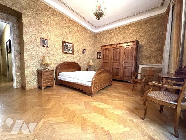 Un grand appartement de 180 m² en rdc avec cour extérieure, terrasse et stationnements.