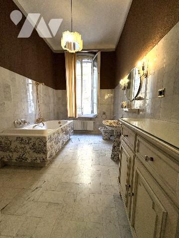 Un grand appartement de 180 m² en rdc avec cour extérieure, terrasse et stationnements.