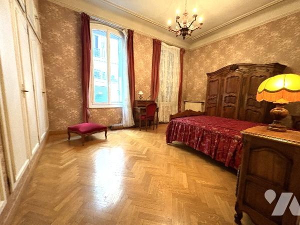 Un grand appartement de 180 m² en rdc avec cour extérieure, terrasse et stationnements.