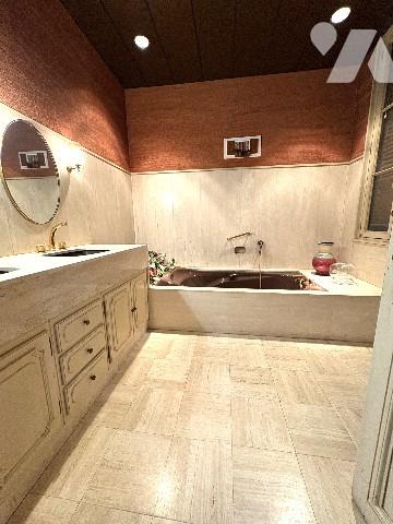 Un grand appartement de 180 m² en rdc avec cour extérieure, terrasse et stationnements.