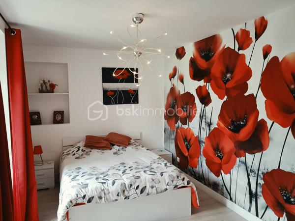 Le Molay-Littry – Charmante maison en pierre rénovée avec fort potentiel, au calme de la campagne

À seulement quelques minutes des commerces et des commodités du Molay-Littry, découvrez cette jolie maison en pierre mitoyenne, entièrement rénovée avec goût, nichée dans un environnement paisible et verdoyant, à l'abri des regards. Un véritable havre de paix où vous profiterez du calme de la campagne tout en restant proche de la ville.

Dès l'entrée, vous serez séduits par une belle pièce de vie lumineuse comprenant  une cuisine aménagée et entièrement équipée. Un couloir dessert un WC indépendant , une jolie dalle de bain, un salon/séjour convivial avec possibilité d'installer un poêle à granulés. Un garage attenant offre un véritable potentiel d'aménagement en chambre, idéal pour créer une vie de plain-pied.

À l'étage, un couloir dessert trois belles chambres confortables ainsi qu'une salle d'eau moderne. 
Un grenier parfaitement isolé vient compléter l'ensemble et offre un espace de stockage appréciable.

À l'extérieur, vous profiterez d'un magnifique terrain d'environ 2 100 m², dont une partie est constructible, laissant libre cours à vos projets d'extension ou de construction. Les amateurs de convivialité apprécieront le terrain de pétanque, parfait pour partager de bons moments en famille ou entre amis.

Une dépendance à rénover représente une belle opportunité pour développer une activité de gîte, de chambres d'hôtes, un atelier ou un espace indépendant. Deux abris de stockage complètent également cette propriété.

Les atouts de ce bien :
Environnement calme à l'abri des regards.
Maison entièrement rénovée, aucun travaux à prévoir.
Portail motorisé.
Assainissement individuel conforme avec fosse septique ayant reçu un avis favorable.
Garage aménageable en chambre pour une vie de plain-pied.
Terrain de 2 100 m² avec partie constructible.
Dépendance offrant un beau potentiel d'aménagement.
Terrain de pétanque.
Grenier isolé et espaces de stockage.
Cadre de vie privilégié, entre campagne et proximité immédiate des services.

Cette propriété s'adapte à de nombreux projets : résidence principale pour une famille en quête de tranquillité, résidence secondaire, activité de gîtes ou de chambres d'hôtes, investissement locatif ou encore projet d'agrandissement grâce à son terrain constructible.

Un bien rare offrant un cadre de vie privilégié et de nombreuses possibilités d'évolution. 
Une visite s'impose pour découvrir tout son potentiel.
Contactez-moi sans tarder pour organiser une visite ! 
«Les informations sur les risques auxquels ce bien est exposé sont disponibles sur le site Géorisques :www.georisques.gouv.fr».
