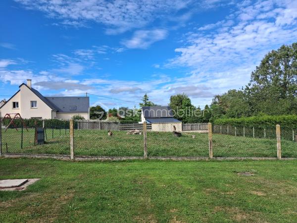 Le Molay-Littry – Charmante maison en pierre rénovée avec fort potentiel, au calme de la campagne

À seulement quelques minutes des commerces et des commodités du Molay-Littry, découvrez cette jolie maison en pierre mitoyenne, entièrement rénovée avec goût, nichée dans un environnement paisible et verdoyant, à l'abri des regards. Un véritable havre de paix où vous profiterez du calme de la campagne tout en restant proche de la ville.

Dès l'entrée, vous serez séduits par une belle pièce de vie lumineuse comprenant  une cuisine aménagée et entièrement équipée. Un couloir dessert un WC indépendant , une jolie dalle de bain, un salon/séjour convivial avec possibilité d'installer un poêle à granulés. Un garage attenant offre un véritable potentiel d'aménagement en chambre, idéal pour créer une vie de plain-pied.

À l'étage, un couloir dessert trois belles chambres confortables ainsi qu'une salle d'eau moderne. 
Un grenier parfaitement isolé vient compléter l'ensemble et offre un espace de stockage appréciable.

À l'extérieur, vous profiterez d'un magnifique terrain d'environ 2 100 m², dont une partie est constructible, laissant libre cours à vos projets d'extension ou de construction. Les amateurs de convivialité apprécieront le terrain de pétanque, parfait pour partager de bons moments en famille ou entre amis.

Une dépendance à rénover représente une belle opportunité pour développer une activité de gîte, de chambres d'hôtes, un atelier ou un espace indépendant. Deux abris de stockage complètent également cette propriété.

Les atouts de ce bien :
Environnement calme à l'abri des regards.
Maison entièrement rénovée, aucun travaux à prévoir.
Portail motorisé.
Assainissement individuel conforme avec fosse septique ayant reçu un avis favorable.
Garage aménageable en chambre pour une vie de plain-pied.
Terrain de 2 100 m² avec partie constructible.
Dépendance offrant un beau potentiel d'aménagement.
Terrain de pétanque.
Grenier isolé et espaces de stockage.
Cadre de vie privilégié, entre campagne et proximité immédiate des services.

Cette propriété s'adapte à de nombreux projets : résidence principale pour une famille en quête de tranquillité, résidence secondaire, activité de gîtes ou de chambres d'hôtes, investissement locatif ou encore projet d'agrandissement grâce à son terrain constructible.

Un bien rare offrant un cadre de vie privilégié et de nombreuses possibilités d'évolution. 
Une visite s'impose pour découvrir tout son potentiel.
Contactez-moi sans tarder pour organiser une visite ! 
«Les informations sur les risques auxquels ce bien est exposé sont disponibles sur le site Géorisques :www.georisques.gouv.fr».