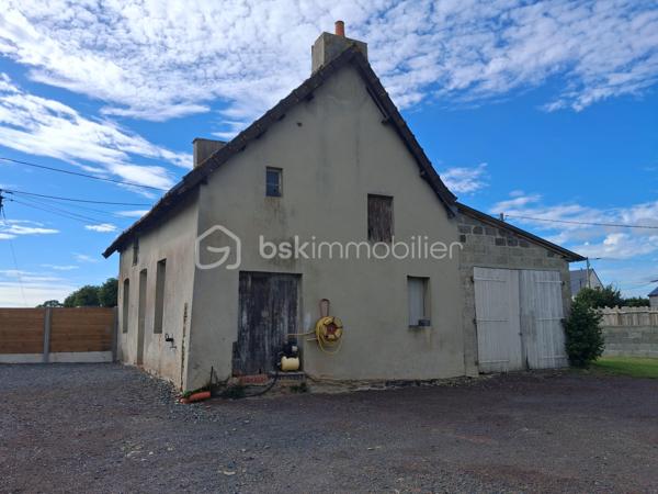 Le Molay-Littry – Charmante maison en pierre rénovée avec fort potentiel, au calme de la campagne

À seulement quelques minutes des commerces et des commodités du Molay-Littry, découvrez cette jolie maison en pierre mitoyenne, entièrement rénovée avec goût, nichée dans un environnement paisible et verdoyant, à l'abri des regards. Un véritable havre de paix où vous profiterez du calme de la campagne tout en restant proche de la ville.

Dès l'entrée, vous serez séduits par une belle pièce de vie lumineuse comprenant  une cuisine aménagée et entièrement équipée. Un couloir dessert un WC indépendant , une jolie dalle de bain, un salon/séjour convivial avec possibilité d'installer un poêle à granulés. Un garage attenant offre un véritable potentiel d'aménagement en chambre, idéal pour créer une vie de plain-pied.

À l'étage, un couloir dessert trois belles chambres confortables ainsi qu'une salle d'eau moderne. 
Un grenier parfaitement isolé vient compléter l'ensemble et offre un espace de stockage appréciable.

À l'extérieur, vous profiterez d'un magnifique terrain d'environ 2 100 m², dont une partie est constructible, laissant libre cours à vos projets d'extension ou de construction. Les amateurs de convivialité apprécieront le terrain de pétanque, parfait pour partager de bons moments en famille ou entre amis.

Une dépendance à rénover représente une belle opportunité pour développer une activité de gîte, de chambres d'hôtes, un atelier ou un espace indépendant. Deux abris de stockage complètent également cette propriété.

Les atouts de ce bien :
Environnement calme à l'abri des regards.
Maison entièrement rénovée, aucun travaux à prévoir.
Portail motorisé.
Assainissement individuel conforme avec fosse septique ayant reçu un avis favorable.
Garage aménageable en chambre pour une vie de plain-pied.
Terrain de 2 100 m² avec partie constructible.
Dépendance offrant un beau potentiel d'aménagement.
Terrain de pétanque.
Grenier isolé et espaces de stockage.
Cadre de vie privilégié, entre campagne et proximité immédiate des services.

Cette propriété s'adapte à de nombreux projets : résidence principale pour une famille en quête de tranquillité, résidence secondaire, activité de gîtes ou de chambres d'hôtes, investissement locatif ou encore projet d'agrandissement grâce à son terrain constructible.

Un bien rare offrant un cadre de vie privilégié et de nombreuses possibilités d'évolution. 
Une visite s'impose pour découvrir tout son potentiel.
Contactez-moi sans tarder pour organiser une visite ! 
«Les informations sur les risques auxquels ce bien est exposé sont disponibles sur le site Géorisques :www.georisques.gouv.fr».