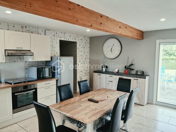 Le Molay-Littry – Charmante maison en pierre rénovée avec fort potentiel, au calme de la campagne

À seulement quelques minutes des commerces et des commodités du Molay-Littry, découvrez cette jolie maison en pierre mitoyenne, entièrement rénovée avec goût, nichée dans un environnement paisible et verdoyant, à l'abri des regards. Un véritable havre de paix où vous profiterez du calme de la campagne tout en restant proche de la ville.

Dès l'entrée, vous serez séduits par une belle pièce de vie lumineuse comprenant  une cuisine aménagée et entièrement équipée. Un couloir dessert un WC indépendant , une jolie dalle de bain, un salon/séjour convivial avec possibilité d'installer un poêle à granulés. Un garage attenant offre un véritable potentiel d'aménagement en chambre, idéal pour créer une vie de plain-pied.

À l'étage, un couloir dessert trois belles chambres confortables ainsi qu'une salle d'eau moderne. 
Un grenier parfaitement isolé vient compléter l'ensemble et offre un espace de stockage appréciable.

À l'extérieur, vous profiterez d'un magnifique terrain d'environ 2 100 m², dont une partie est constructible, laissant libre cours à vos projets d'extension ou de construction. Les amateurs de convivialité apprécieront le terrain de pétanque, parfait pour partager de bons moments en famille ou entre amis.

Une dépendance à rénover représente une belle opportunité pour développer une activité de gîte, de chambres d'hôtes, un atelier ou un espace indépendant. Deux abris de stockage complètent également cette propriété.

Les atouts de ce bien :
Environnement calme à l'abri des regards.
Maison entièrement rénovée, aucun travaux à prévoir.
Portail motorisé.
Assainissement individuel conforme avec fosse septique ayant reçu un avis favorable.
Garage aménageable en chambre pour une vie de plain-pied.
Terrain de 2 100 m² avec partie constructible.
Dépendance offrant un beau potentiel d'aménagement.
Terrain de pétanque.
Grenier isolé et espaces de stockage.
Cadre de vie privilégié, entre campagne et proximité immédiate des services.

Cette propriété s'adapte à de nombreux projets : résidence principale pour une famille en quête de tranquillité, résidence secondaire, activité de gîtes ou de chambres d'hôtes, investissement locatif ou encore projet d'agrandissement grâce à son terrain constructible.

Un bien rare offrant un cadre de vie privilégié et de nombreuses possibilités d'évolution. 
Une visite s'impose pour découvrir tout son potentiel.
Contactez-moi sans tarder pour organiser une visite ! 
«Les informations sur les risques auxquels ce bien est exposé sont disponibles sur le site Géorisques :www.georisques.gouv.fr».