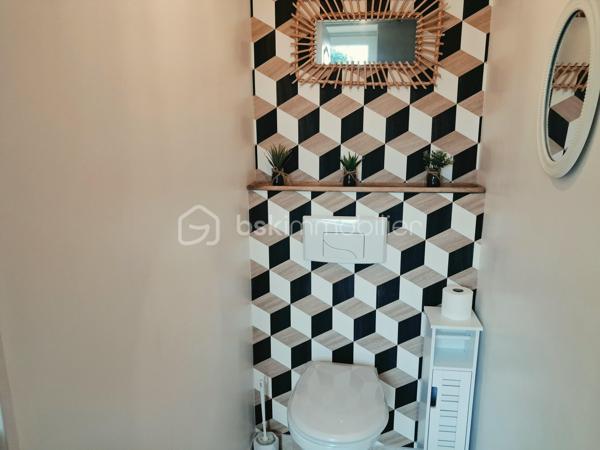 Le Molay-Littry – Charmante maison en pierre rénovée avec fort potentiel, au calme de la campagne

À seulement quelques minutes des commerces et des commodités du Molay-Littry, découvrez cette jolie maison en pierre mitoyenne, entièrement rénovée avec goût, nichée dans un environnement paisible et verdoyant, à l'abri des regards. Un véritable havre de paix où vous profiterez du calme de la campagne tout en restant proche de la ville.

Dès l'entrée, vous serez séduits par une belle pièce de vie lumineuse comprenant  une cuisine aménagée et entièrement équipée. Un couloir dessert un WC indépendant , une jolie dalle de bain, un salon/séjour convivial avec possibilité d'installer un poêle à granulés. Un garage attenant offre un véritable potentiel d'aménagement en chambre, idéal pour créer une vie de plain-pied.

À l'étage, un couloir dessert trois belles chambres confortables ainsi qu'une salle d'eau moderne. 
Un grenier parfaitement isolé vient compléter l'ensemble et offre un espace de stockage appréciable.

À l'extérieur, vous profiterez d'un magnifique terrain d'environ 2 100 m², dont une partie est constructible, laissant libre cours à vos projets d'extension ou de construction. Les amateurs de convivialité apprécieront le terrain de pétanque, parfait pour partager de bons moments en famille ou entre amis.

Une dépendance à rénover représente une belle opportunité pour développer une activité de gîte, de chambres d'hôtes, un atelier ou un espace indépendant. Deux abris de stockage complètent également cette propriété.

Les atouts de ce bien :
Environnement calme à l'abri des regards.
Maison entièrement rénovée, aucun travaux à prévoir.
Portail motorisé.
Assainissement individuel conforme avec fosse septique ayant reçu un avis favorable.
Garage aménageable en chambre pour une vie de plain-pied.
Terrain de 2 100 m² avec partie constructible.
Dépendance offrant un beau potentiel d'aménagement.
Terrain de pétanque.
Grenier isolé et espaces de stockage.
Cadre de vie privilégié, entre campagne et proximité immédiate des services.

Cette propriété s'adapte à de nombreux projets : résidence principale pour une famille en quête de tranquillité, résidence secondaire, activité de gîtes ou de chambres d'hôtes, investissement locatif ou encore projet d'agrandissement grâce à son terrain constructible.

Un bien rare offrant un cadre de vie privilégié et de nombreuses possibilités d'évolution. 
Une visite s'impose pour découvrir tout son potentiel.
Contactez-moi sans tarder pour organiser une visite ! 
«Les informations sur les risques auxquels ce bien est exposé sont disponibles sur le site Géorisques :www.georisques.gouv.fr».