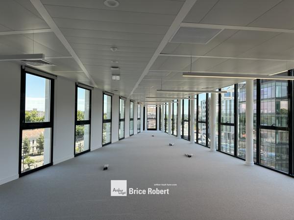 Bureaux à louer à Lyon rénovés avec services en plein quartier Part Dieu