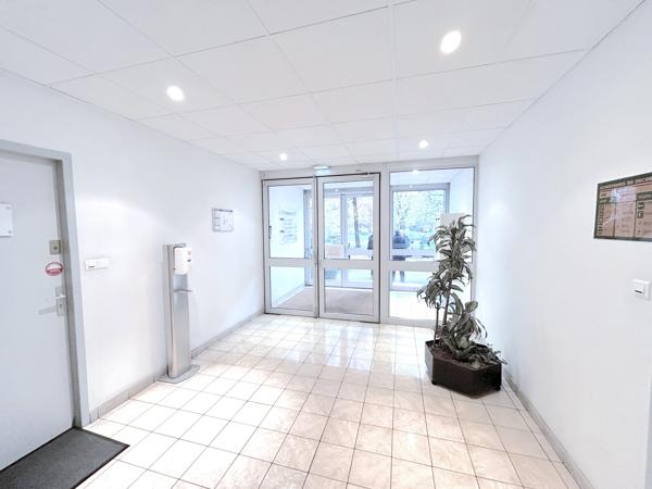 Bureaux à louer à Bruges 195 m² avec 8 places de parking incluses