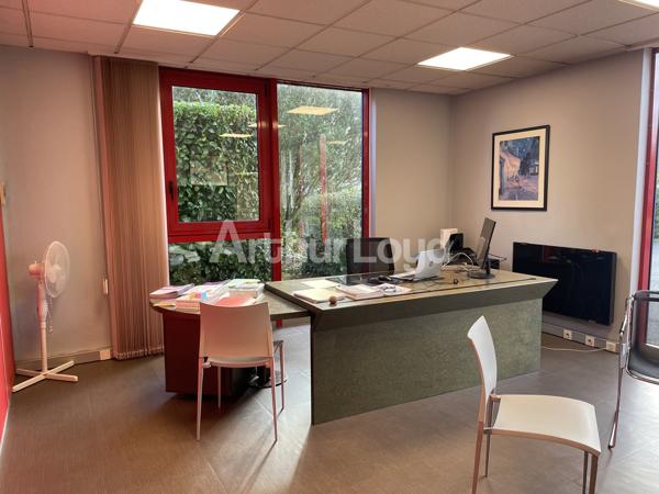 Immeuble de bureaux à vendre à Verquigneul avec parking et garages