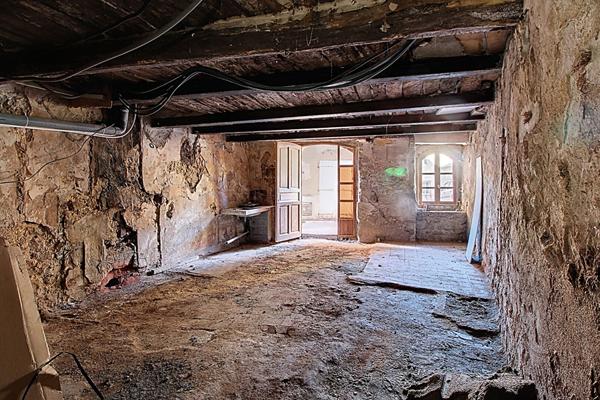 A VENDRE EN EXCLUSIVITE ! Appartement de 36 m² + 65m² de cave au coeur du village de LORGUES