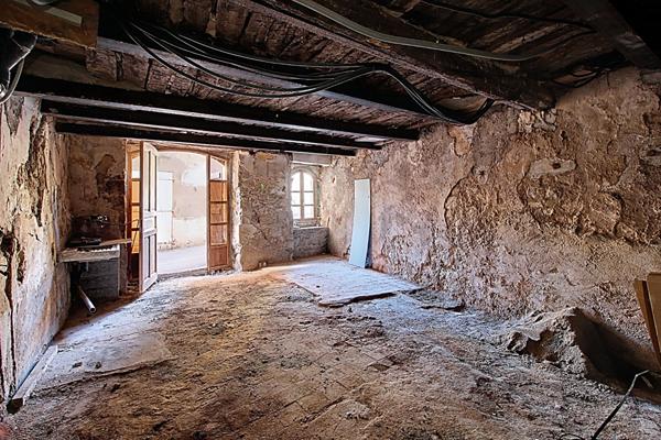 A VENDRE EN EXCLUSIVITE ! Appartement de 36 m² + 65m² de cave au coeur du village de LORGUES