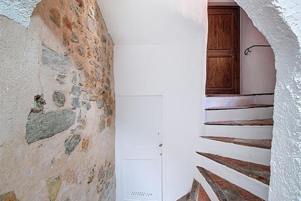 A VENDRE EN EXCLUSIVITE ! Appartement de 36 m² + 65m² de cave au coeur du village de LORGUES
