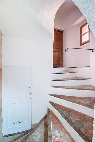 A VENDRE EN EXCLUSIVITE ! Appartement de 36 m² + 65m² de cave au coeur du village de LORGUES