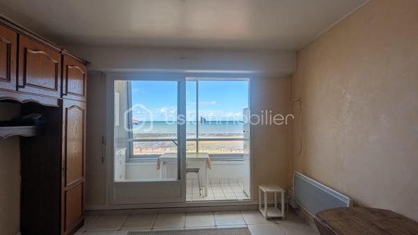 🌊 EXCLUSIVITE !  Studio avec vue mer et parking – Courseulles-sur-Mer

À vendre – Courseulles-sur-Mer – Studio avec loggia fermée et vue mer

Idéalement situé à Courseulles-sur-Mer, découvrez ce charmant studio de 18 m² complété par une loggia fermée de 4 m², situé au 2ᵉ étage d’une résidence récemment rénovée, calme et sécurisée.

L’appartement se compose d’une entrée avec placard, d’une salle d’eau et d’une pièce de vie lumineuse avec kitchenette aménagée et équipée.

Véritable atout du bien, la loggia fermée face à la mer offre un espace supplémentaire agréable et permet de profiter de la vue tout au long de l’année.

Une place de stationnement complète ce bien, ainsi qu’un espace cave commun.

✨ Les + :
Vue mer
Loggia fermée de 4 m²
Appartement lumineux
Résidence récemment rénovée
Résidence calme et sécurisée
Place de stationnement 
Cave commune
DPE C / GES B
Idéal pied-à-terre ou investissement locatif

💰 Prix : 102 000 €
DPE : C – 219 kWh/m²/an
GES : B – 8 kg CO₂/m²/an

Un pied-à-terre idéal pour profiter de Courseulles-sur-Mer ou un investissement locatif à découvrir rapidement.

📞 Contactez-moi : 06 33 14 93 47 pour plus d’informations ou organiser une visite.