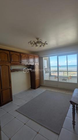 🌊 EXCLUSIVITE !  Studio avec vue mer et parking – Courseulles-sur-Mer

À vendre – Courseulles-sur-Mer – Studio avec loggia fermée et vue mer

Idéalement situé à Courseulles-sur-Mer, découvrez ce charmant studio de 18 m² complété par une loggia fermée de 4 m², situé au 2ᵉ étage d’une résidence récemment rénovée, calme et sécurisée.

L’appartement se compose d’une entrée avec placard, d’une salle d’eau et d’une pièce de vie lumineuse avec kitchenette aménagée et équipée.

Véritable atout du bien, la loggia fermée face à la mer offre un espace supplémentaire agréable et permet de profiter de la vue tout au long de l’année.

Une place de stationnement complète ce bien, ainsi qu’un espace cave commun.

✨ Les + :
Vue mer
Loggia fermée de 4 m²
Appartement lumineux
Résidence récemment rénovée
Résidence calme et sécurisée
Place de stationnement 
Cave commune
DPE C / GES B
Idéal pied-à-terre ou investissement locatif

💰 Prix : 102 000 €
DPE : C – 219 kWh/m²/an
GES : B – 8 kg CO₂/m²/an

Un pied-à-terre idéal pour profiter de Courseulles-sur-Mer ou un investissement locatif à découvrir rapidement.

📞 Contactez-moi : 06 33 14 93 47 pour plus d’informations ou organiser une visite.
