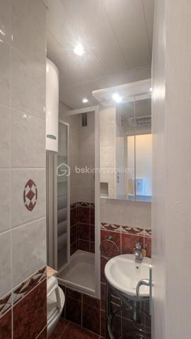 🌊 EXCLUSIVITE !  Studio avec vue mer et parking – Courseulles-sur-Mer

À vendre – Courseulles-sur-Mer – Studio avec loggia fermée et vue mer

Idéalement situé à Courseulles-sur-Mer, découvrez ce charmant studio de 18 m² complété par une loggia fermée de 4 m², situé au 2ᵉ étage d’une résidence récemment rénovée, calme et sécurisée.

L’appartement se compose d’une entrée avec placard, d’une salle d’eau et d’une pièce de vie lumineuse avec kitchenette aménagée et équipée.

Véritable atout du bien, la loggia fermée face à la mer offre un espace supplémentaire agréable et permet de profiter de la vue tout au long de l’année.

Une place de stationnement complète ce bien, ainsi qu’un espace cave commun.

✨ Les + :
Vue mer
Loggia fermée de 4 m²
Appartement lumineux
Résidence récemment rénovée
Résidence calme et sécurisée
Place de stationnement 
Cave commune
DPE C / GES B
Idéal pied-à-terre ou investissement locatif

💰 Prix : 102 000 €
DPE : C – 219 kWh/m²/an
GES : B – 8 kg CO₂/m²/an

Un pied-à-terre idéal pour profiter de Courseulles-sur-Mer ou un investissement locatif à découvrir rapidement.

📞 Contactez-moi : 06 33 14 93 47 pour plus d’informations ou organiser une visite.