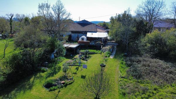 Charme, jardin et carport.