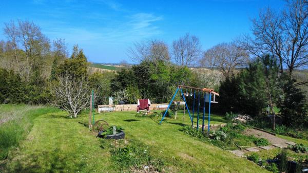 Charme, jardin et carport.