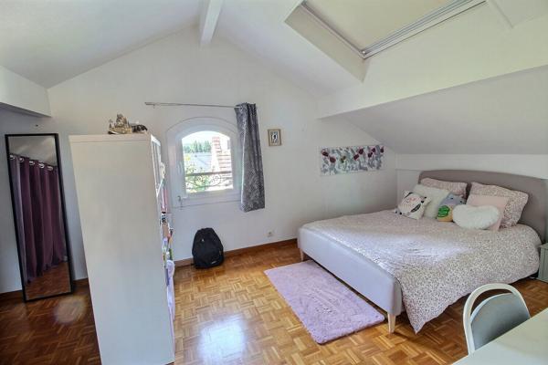 Maison individuelle de 133 m² utiles sur terrain de 451 m² cave buanderie cuisine d'été et appenti