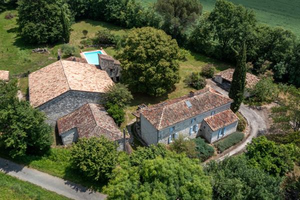 Agen (47000) Propriété authentique à la campagne avec dépendances et piscine sur 6,5 ha
