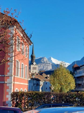 Dpt Haute Savoie (74), LA ROCHE SUR FORON Local Commercial à louer avec Droit au bail