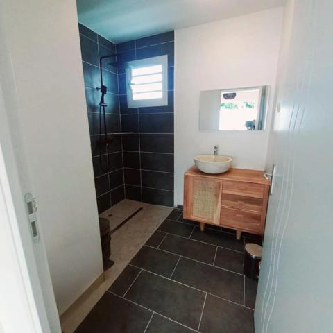 Maison neuve, 3 pièces plain pied, meublée à vendre à SAINTE ANNE (971), GUADELOUPE, piscine et clôturée