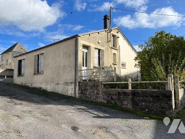 A vendre sur la commune de Juvigny-les-Vallées en centre-bourg, maison mitoyenne d'un côté à ré...