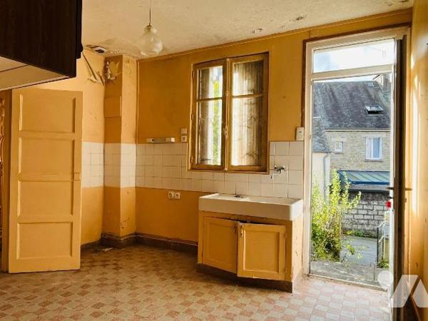 A vendre sur la commune de Juvigny-les-Vallées en centre-bourg, maison mitoyenne d'un côté à ré...