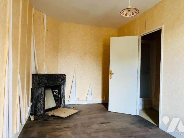 A vendre sur la commune de Juvigny-les-Vallées en centre-bourg, maison mitoyenne d'un côté à ré...