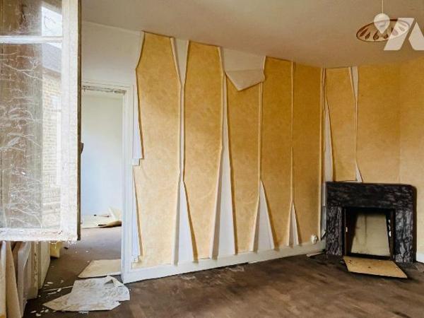 A vendre sur la commune de Juvigny-les-Vallées en centre-bourg, maison mitoyenne d'un côté à ré...