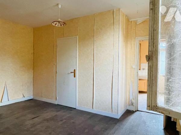 A vendre sur la commune de Juvigny-les-Vallées en centre-bourg, maison mitoyenne d'un côté à ré...