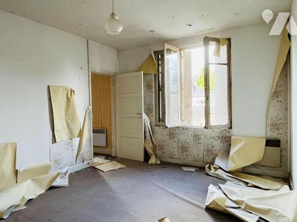 A vendre sur la commune de Juvigny-les-Vallées en centre-bourg, maison mitoyenne d'un côté à ré...