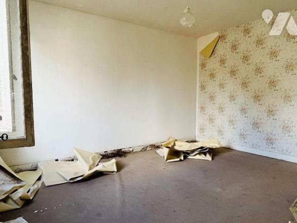 A vendre sur la commune de Juvigny-les-Vallées en centre-bourg, maison mitoyenne d'un côté à ré...