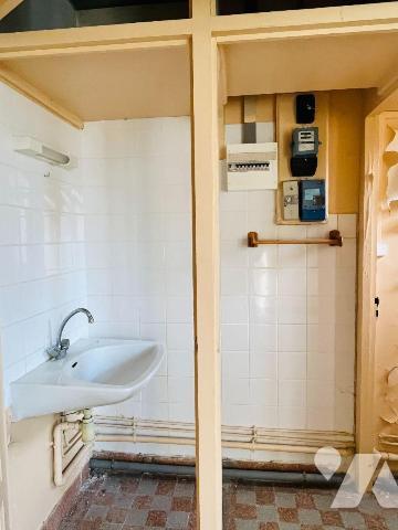 A vendre sur la commune de Juvigny-les-Vallées en centre-bourg, maison mitoyenne d'un côté à ré...