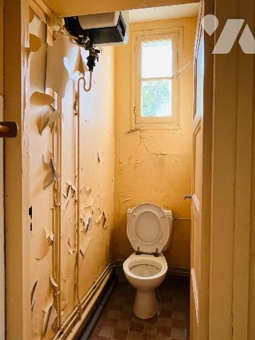 A vendre sur la commune de Juvigny-les-Vallées en centre-bourg, maison mitoyenne d'un côté à ré...