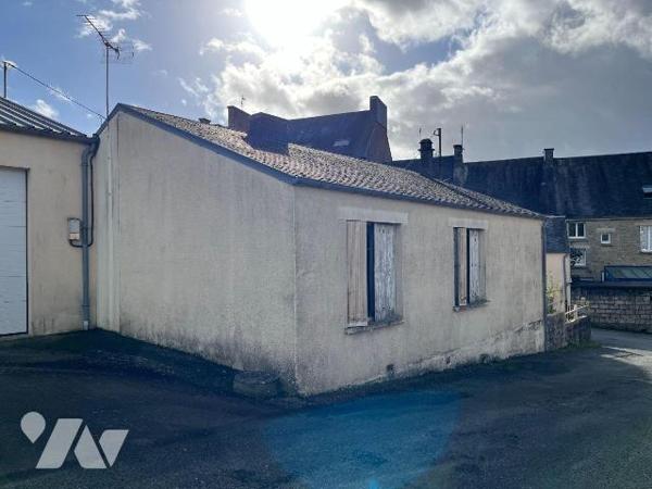 A vendre sur la commune de Juvigny-les-Vallées en centre-bourg, maison mitoyenne d'un côté à ré...