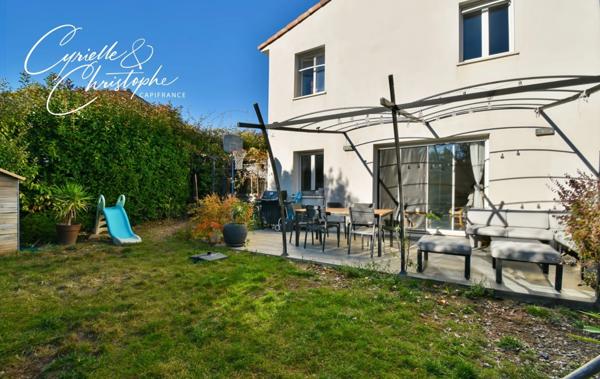 Dpt Hérault (34), à vendre à SAINT-ANDRE DE SANGONIS, villa moderne T4 de 84m² sur 300m² de terrain avec terrasse couverte par une pergola et piscine hors-sol