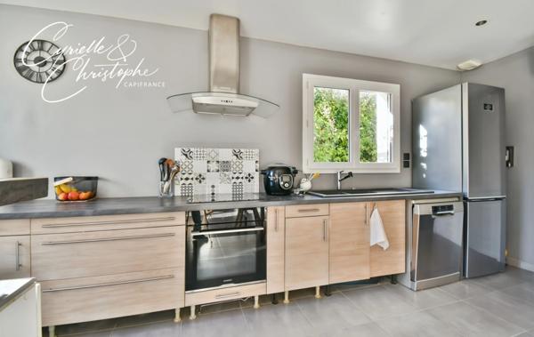 Dpt Hérault (34), à vendre à SAINT-ANDRE DE SANGONIS, villa moderne T4 de 84m² sur 300m² de terrain avec terrasse couverte par une pergola et piscine hors-sol